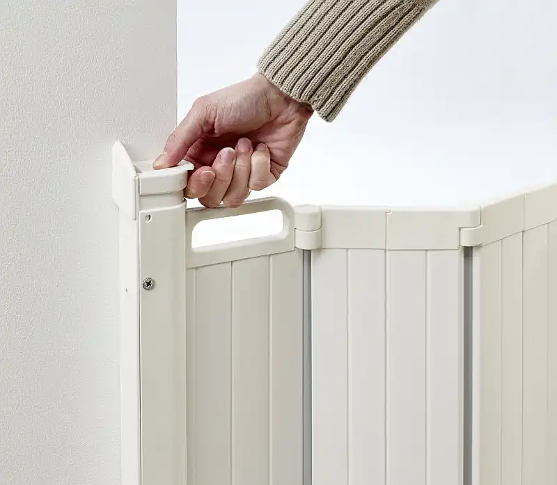 BabyDan Guard Me Retractable Barrier Baby/Kids/Infant Safety Gate Fence White