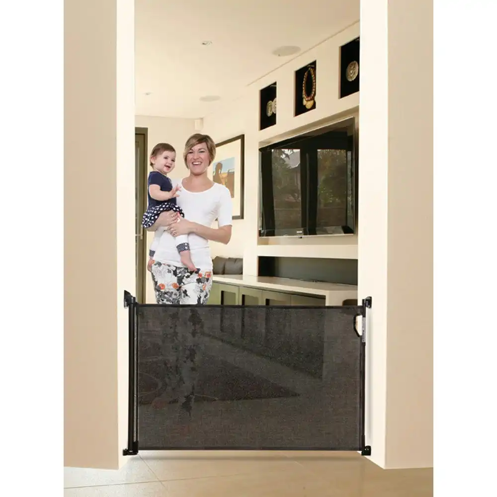 dreambaby Retractable Safety Gate Indoor/Outdoor Children/Kids/Pets Black